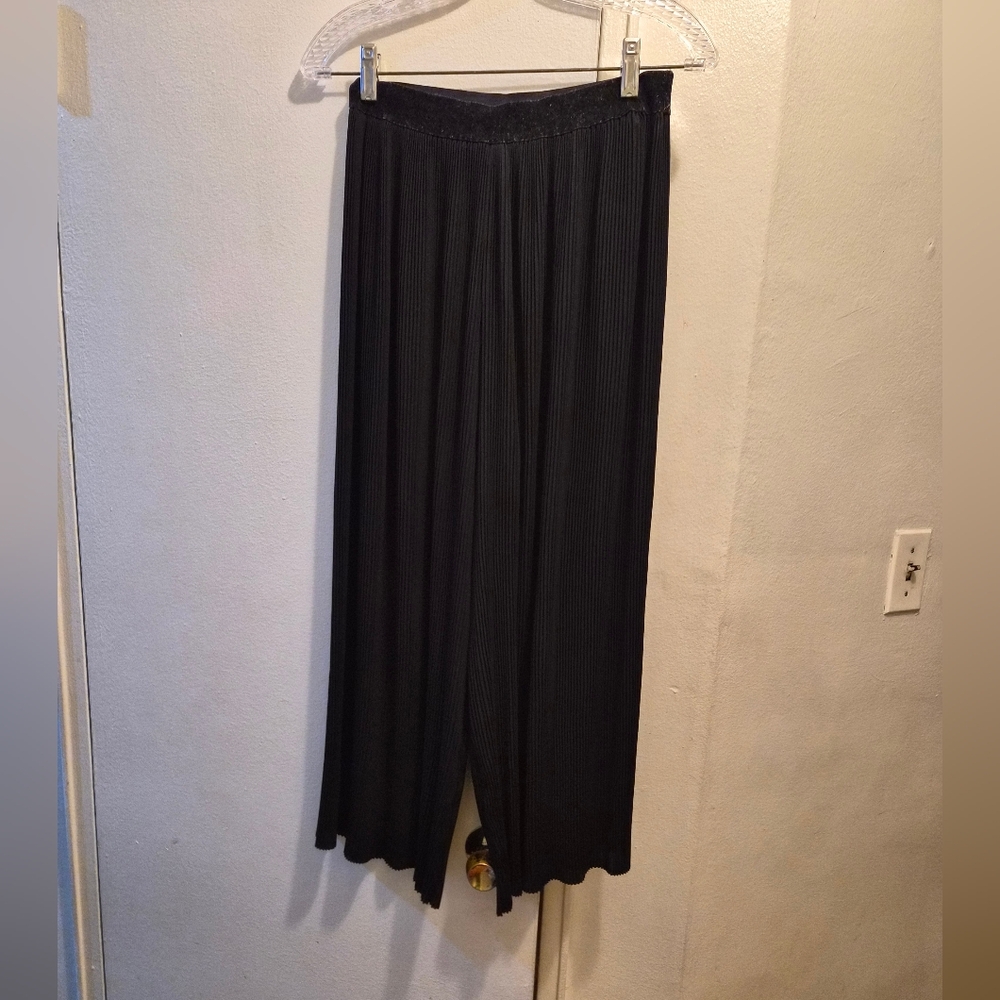 Black Pleated Wide-Leg Culottes